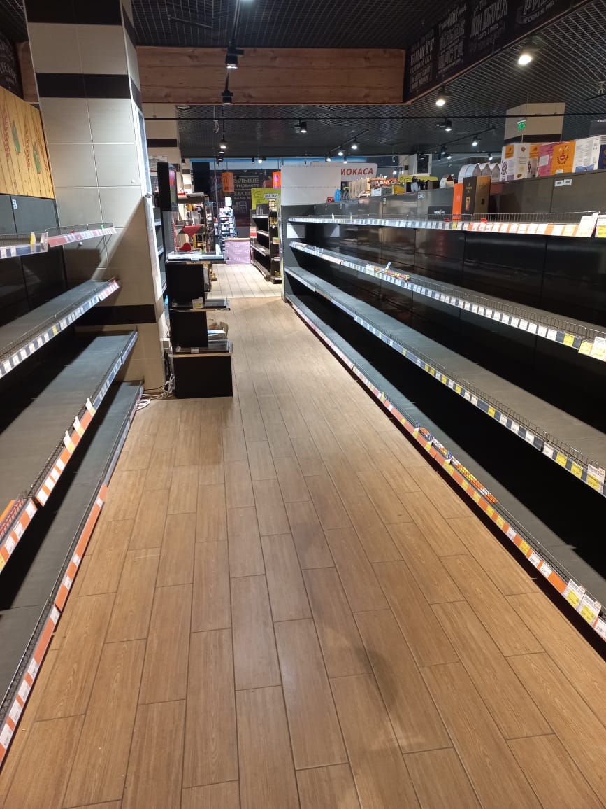 Lege schappen in supermarkten in Kiev in Oekraïne